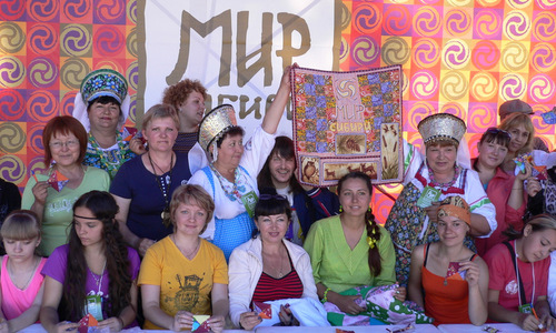 Участники мастер-класса с лоскутным символом Мира Сибири
