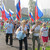 Одна из команд района шествует с флагами РФ
