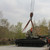 Установка 36-тонного танка у Стелы 30-летия Победы