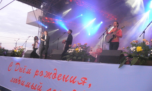На сцене самый известный  поп-коллектив Красноярска