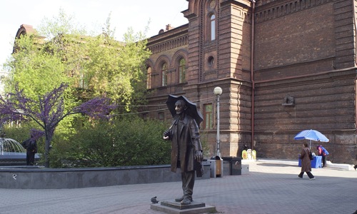 Площадь возле памятника А. Поздееву