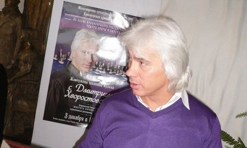 Дмитрий листает памятный альбом музыкальной школы