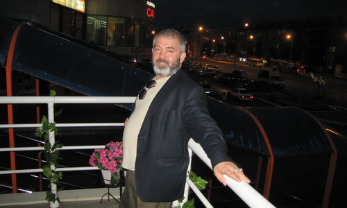 Алияр Гусенов на летней веранде ресторана «Медео»