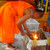 Монахи подкладывают свечи для туристов и поддерживают огонь