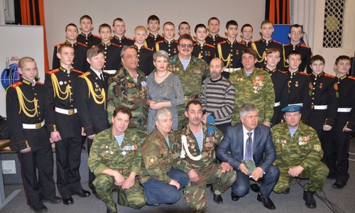 Юрий Слатов (в центре), кадеты, Зинур Миналиев и красноярские афганцы